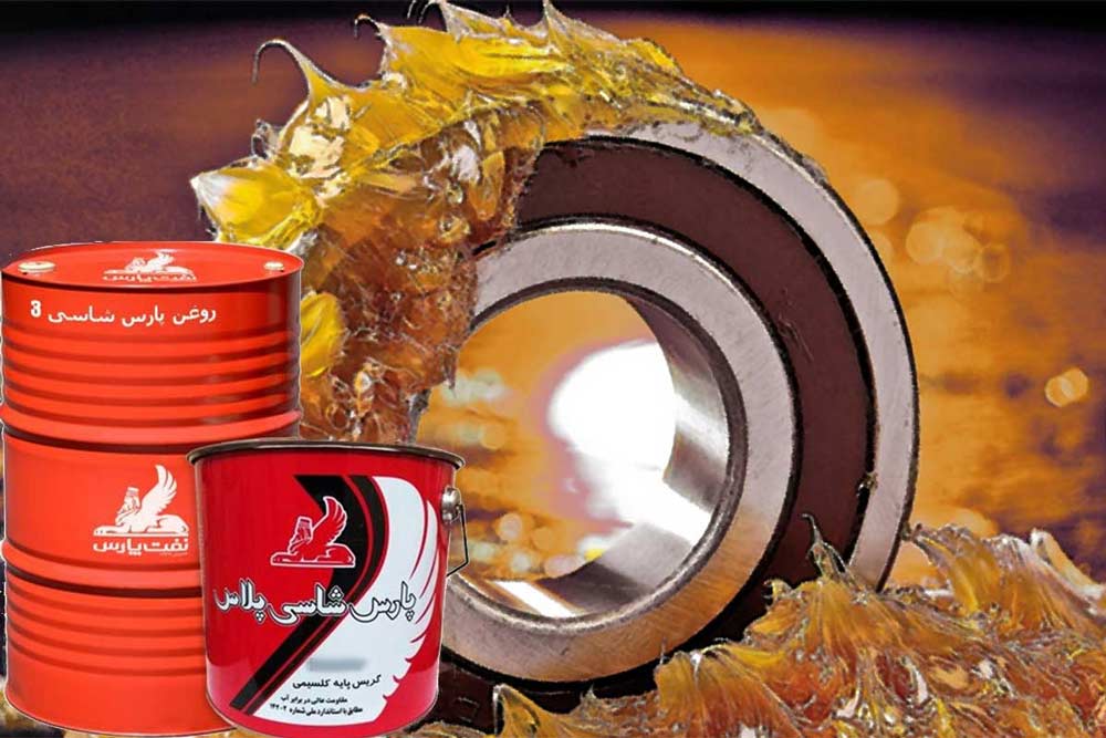 گریس شاسی پایه کلسیم بشکه ای 400 پوندی و سطل گریس در کنار آن. گریس روی بلبریینگ استفاده شده است
