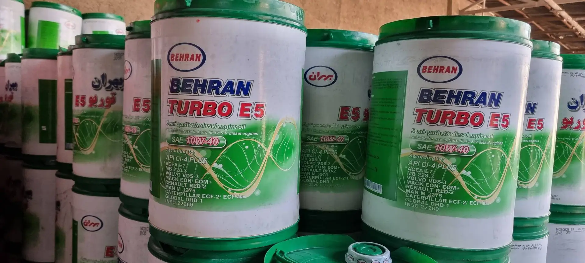 چند چلیک 20 لیتری از روغن موتور بهران توربو E5 گرید 10w40 با API CL-4 Plus در انبار روی هم چیده شده اند